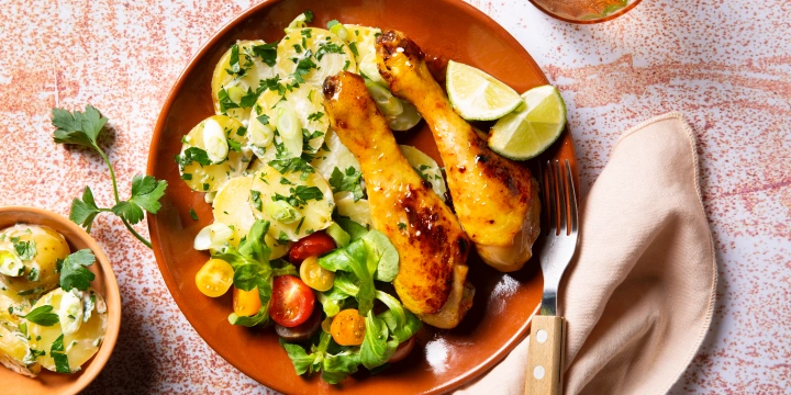 Gelakte drumsticks met chili en aardappelsalade